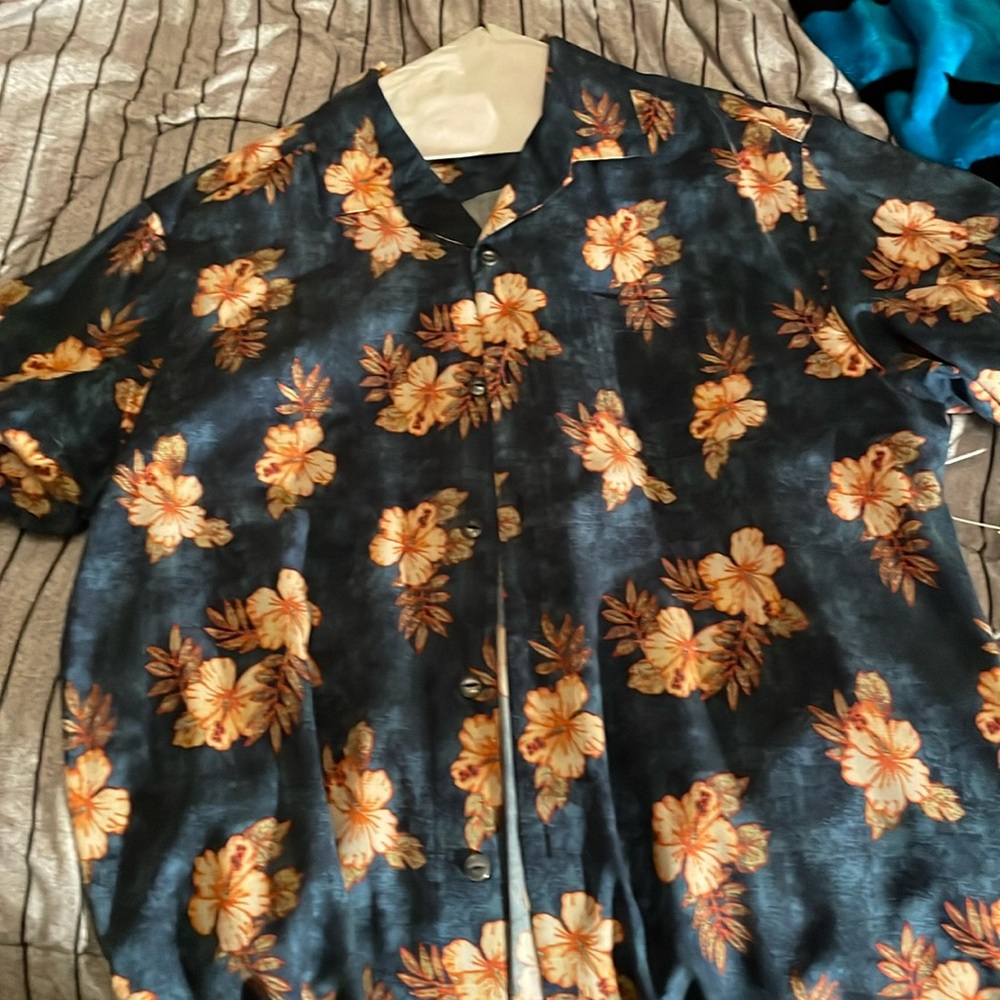 Blue Hawaiian Tommy Bahama button up short sleeve shirt